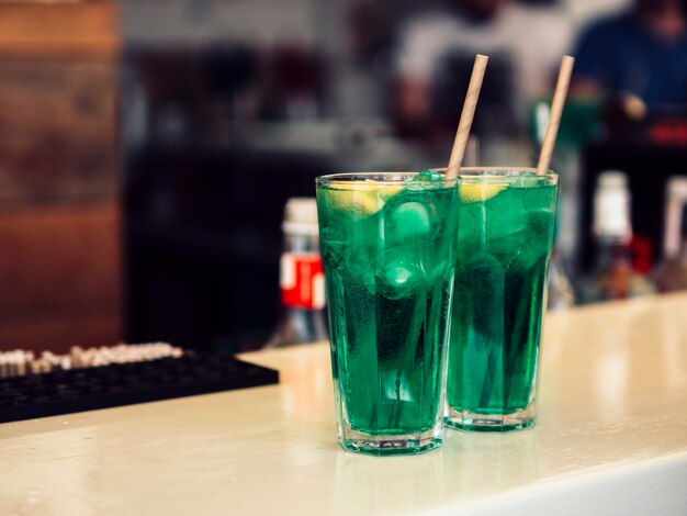 カラフルなグリーン飲料の装飾が施されたグラス