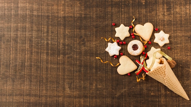 Foto gratuita cono di zucchero decorato con biscotti