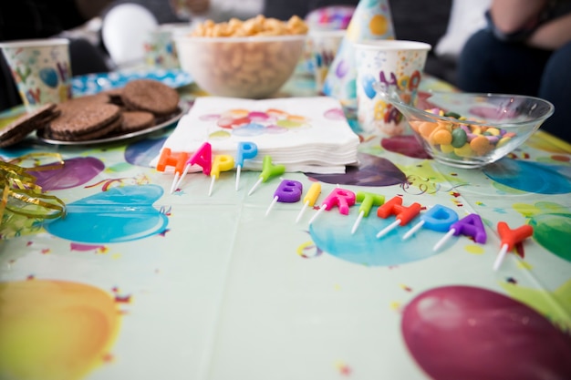 子供の誕生日パーティーのための装飾されたテーブル