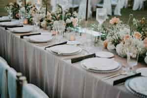 Free photo decorated table setting for a wedding celebration