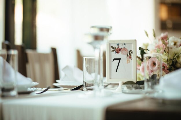 결혼식 피로연의 장식된 테이블 설정.