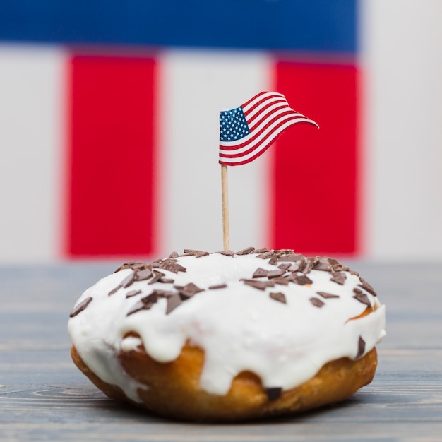 Foto gratuita ciambella decorata decorata con sventolando la bandiera americana