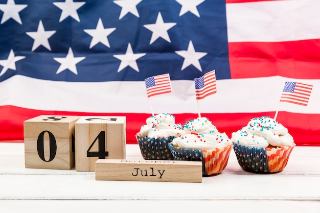 Decorato con torte della bandiera americana il 4 luglio