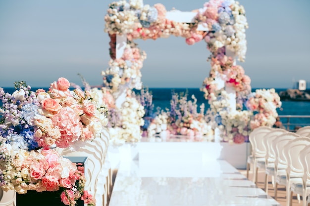 無料写真 花で飾られた結婚式とアーチ道を出る