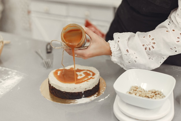 Decorazione del dolce finito. il concetto di pasticceria fatta in casa, cucinare torte.