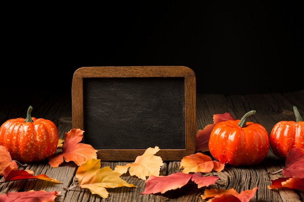 Free photo decoration of pumpkins and autumn leaves