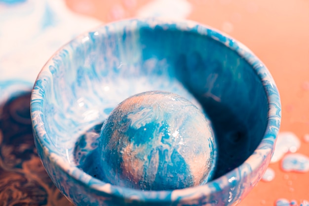 그릇에 파란색과 흰색 페인트로 장식