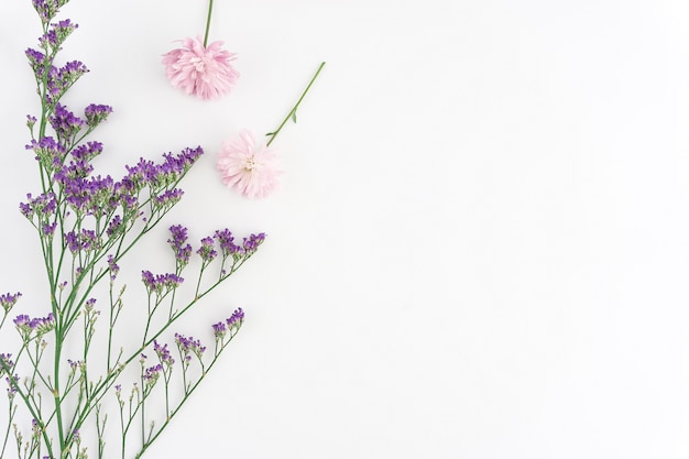 Foto gratuita sfondo decorativo con fiori viola e rosa