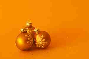 Free photo decorative balls on orange background