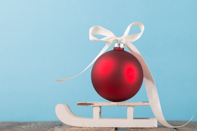 Free photo decorative bauble on sleigh