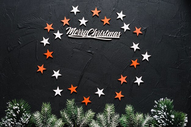 円と文字を形成する星と装飾的なクリスマスの背景