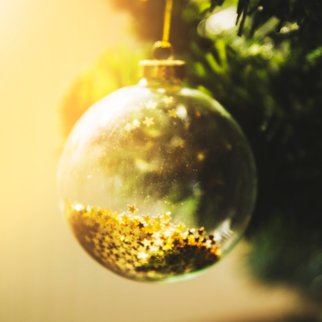 無料写真 装飾的なクリスマスボール、モミの木