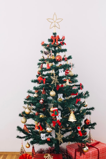 ツリーと装飾的なクリスマスの概念