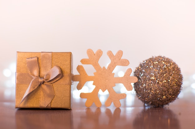 装飾的なクリスマスのギフトボックス、ボール、雪片