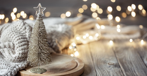 Free photo decorative christmas tree on blurred background with bokeh