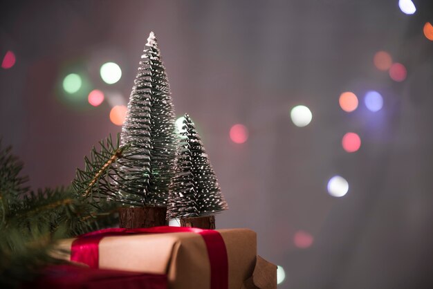ギフトボックスに装飾的なクリスマスツリー