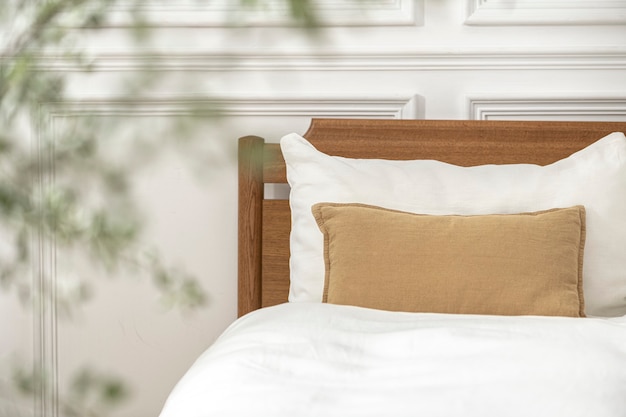 Бесплатное фото Декоративная подушка на кровать