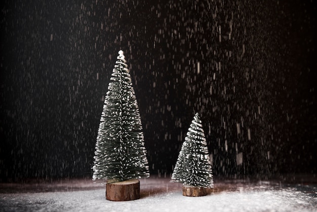 降雪の間の装飾的なモミの木