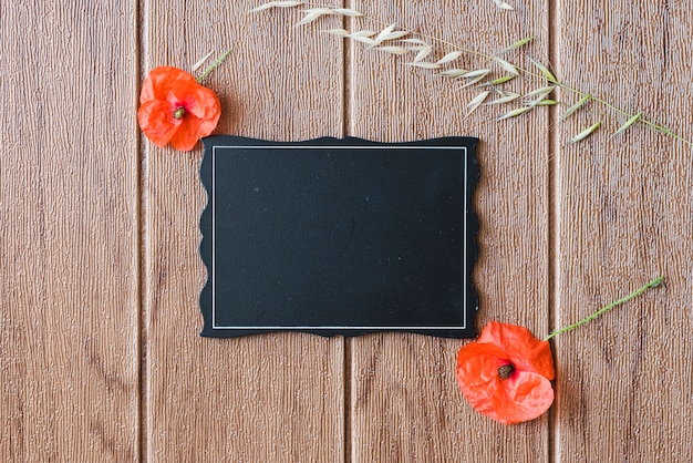 Free photo decorative flowers with a blackboard
