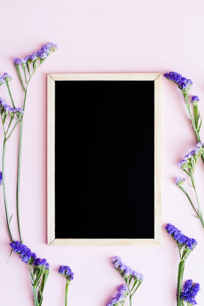 Free photo decorative flowers with a blackboard