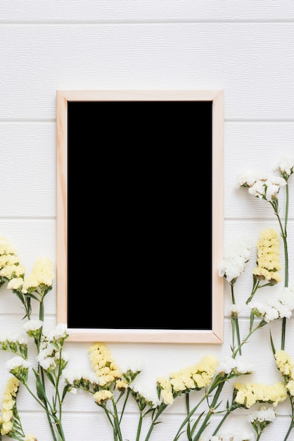 Free photo decorative flowers with a blackboard