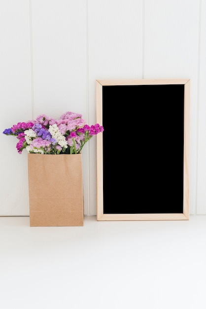 Free photo decorative flowers with a blackboard