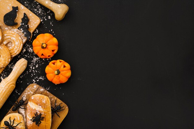 Foto gratuita composizione halloween decorativo con spazio sulla destra