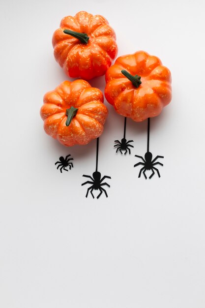 Декоративные тыквы на Хэллоуин и пауки