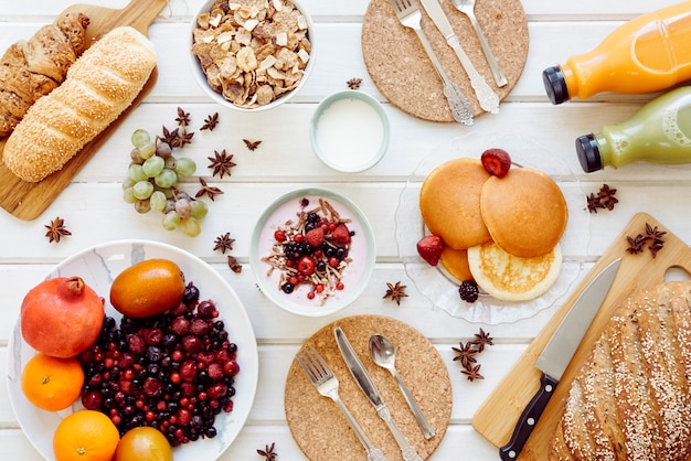 Foto gratuita concetto di sana colazione decorativa