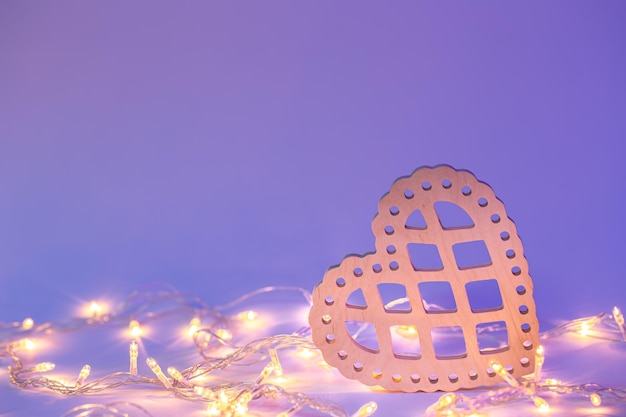 無料写真 ネオン照明のバレンタインデーの背景に装飾的なハートツリーとガーランド