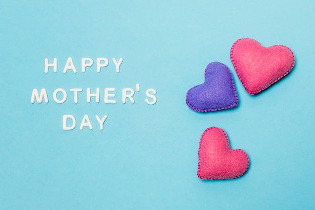 Free photo decorative hearts near happy mothers day title