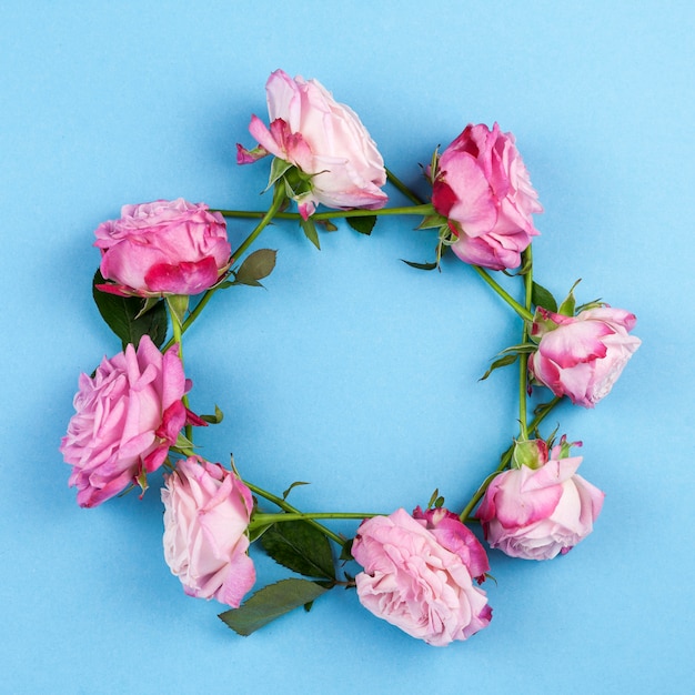 Decorative pink roses arranging on circular shape