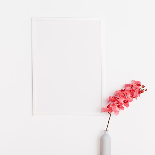 Free photo decorative plant with empty frame