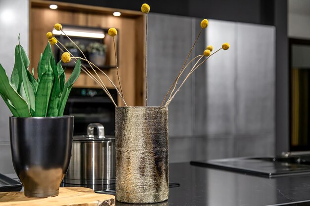 Декоративная блестящая ваза в интерьере современной кухни