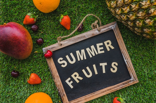 無料写真 夏のフルーツと装飾スレート