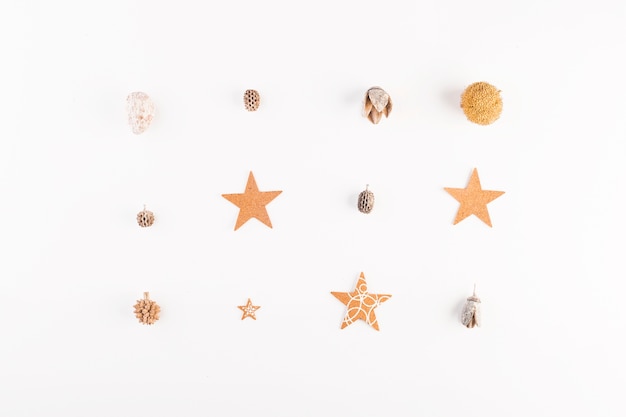 Free photo decorative stars and dry acorns