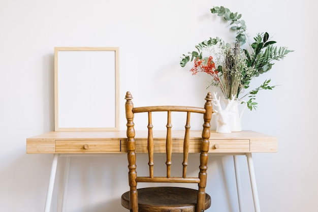 Foto gratuita tavolo decorativo con cornice e pianta