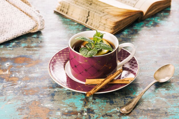 装飾茶のある静物