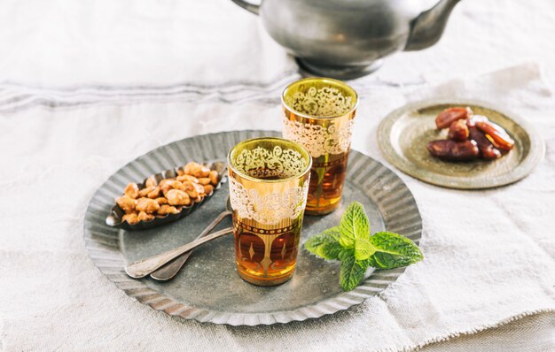 装飾茶のある静物