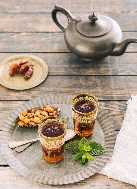 装飾茶のある静物