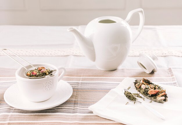 装飾茶のある静物