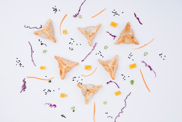 Free photo decorative triangular dumpling with salad on white backdrop