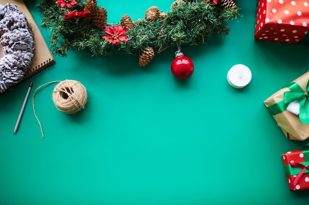 Декоративные рождественские вещи и подарки на зеленом фоне