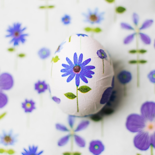 Free photo decoupaged egg with blue flowers