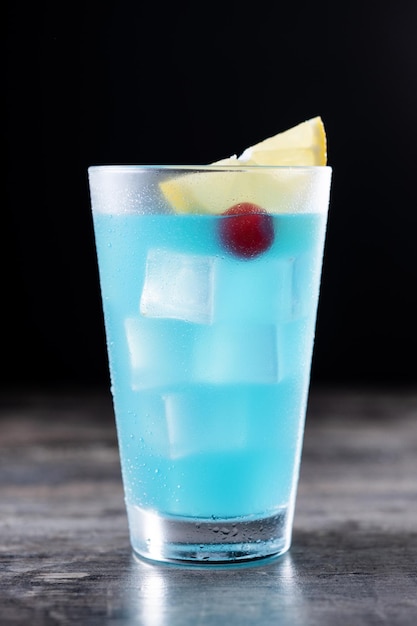 Foto gratuita cocktail martini di mare blu profondo sulla tavola di legno