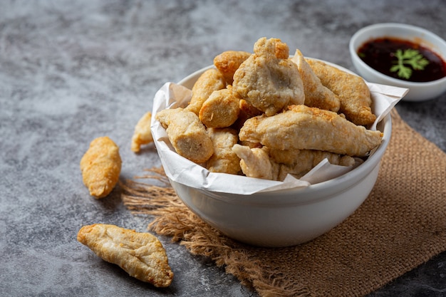 Foto gratuita polpetta di pesce fritto in profondità sulla superficie scura.