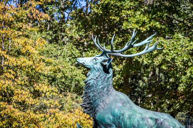 룩셈부르크 정원, 파리, 프랑스에서 사슴 동상