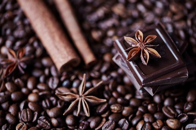 Расфокусированный кофе, шоколад и корица