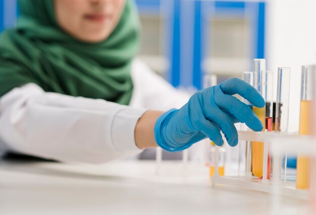 실험실에서 일하는 히잡과 defocused 여성 과학자