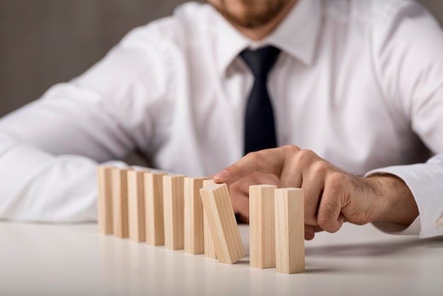 Free photo defocused man in shirt and tie with dominoes